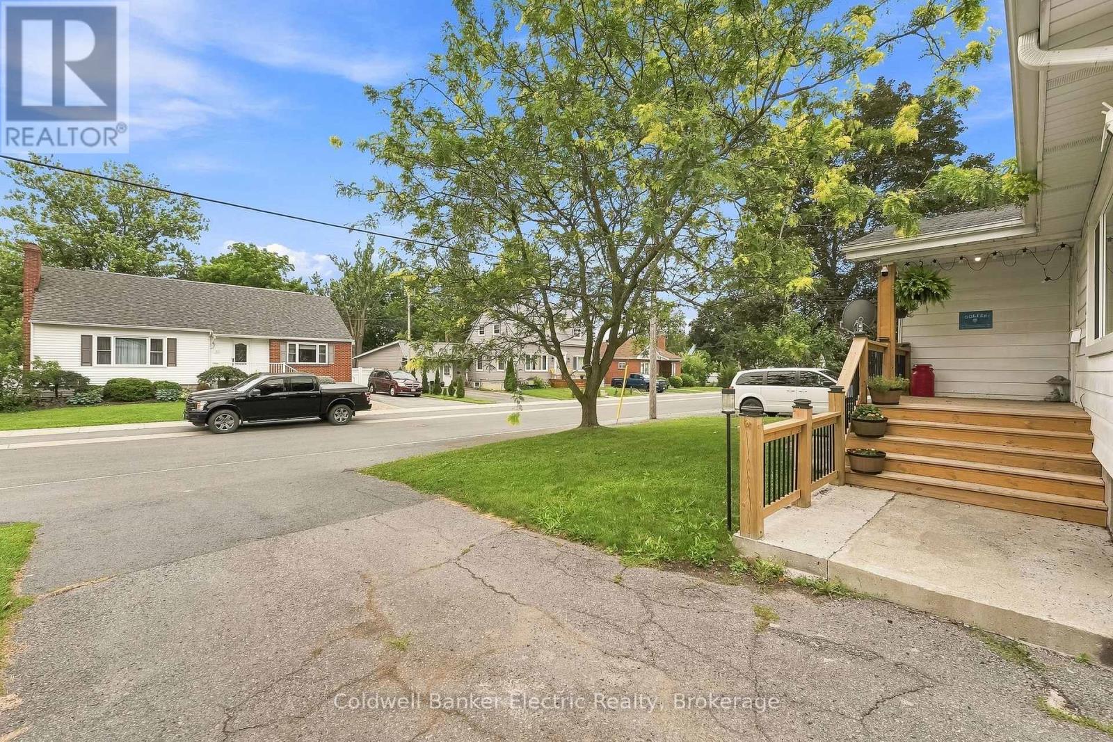 19 Graham Street E Property Photo 4