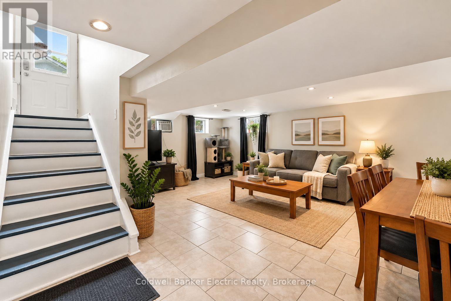 19 Graham Street E Property Photo 22