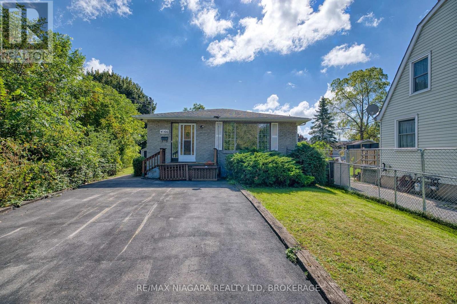4166 Chippawa Parkway Property Photo 1