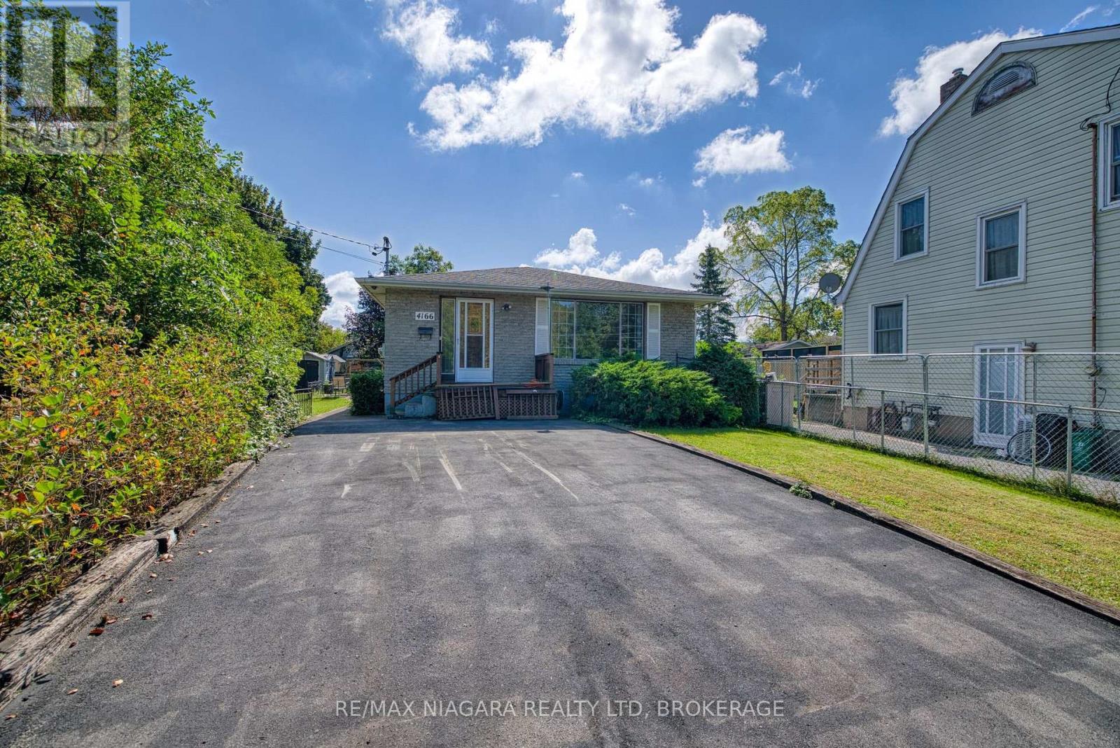 4166 Chippawa Parkway Property Photo 2