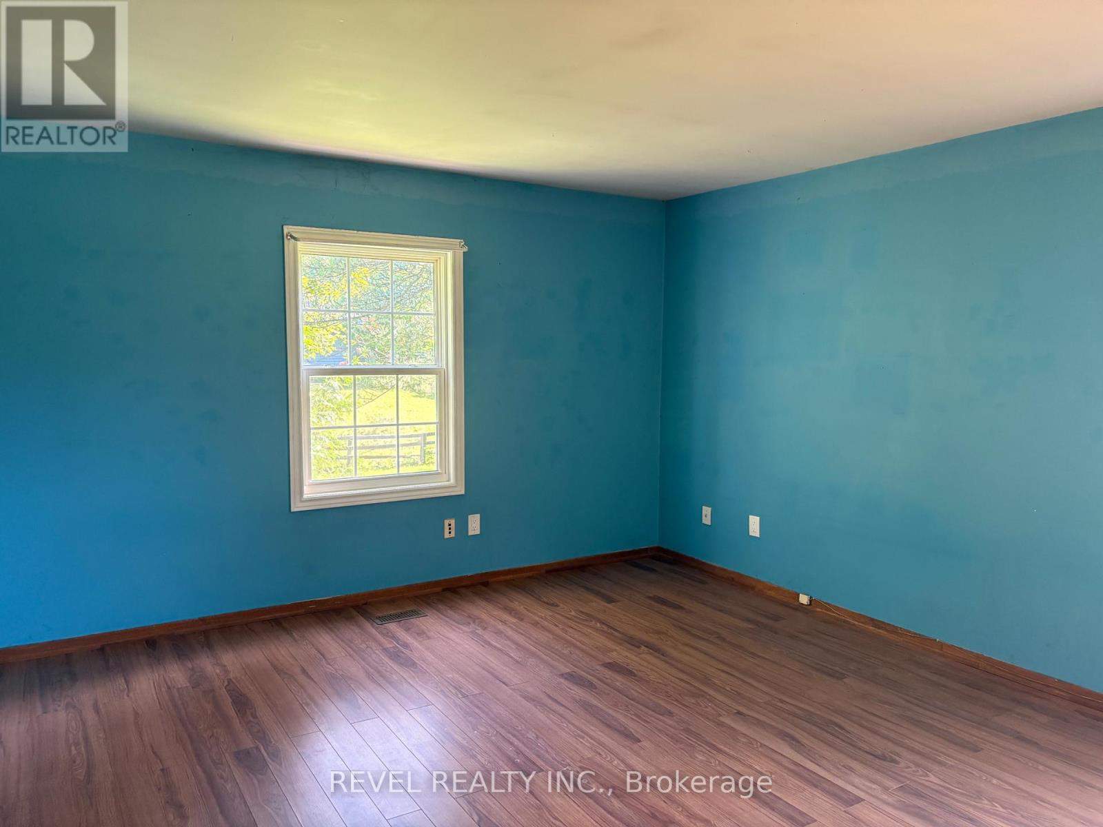 247154 5 Side Road Property Photo 5