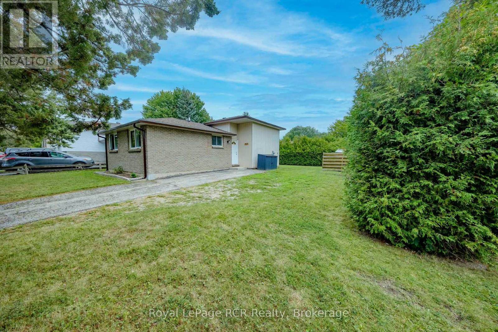 727 Johnston Crescent Property Photo 1