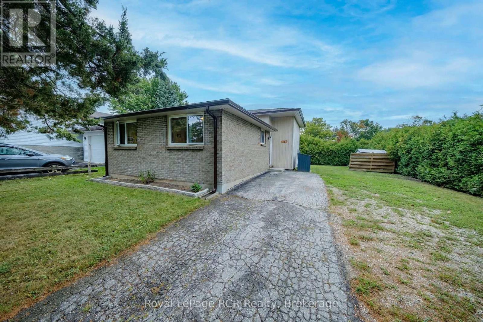 727 Johnston Crescent Property Photo 2