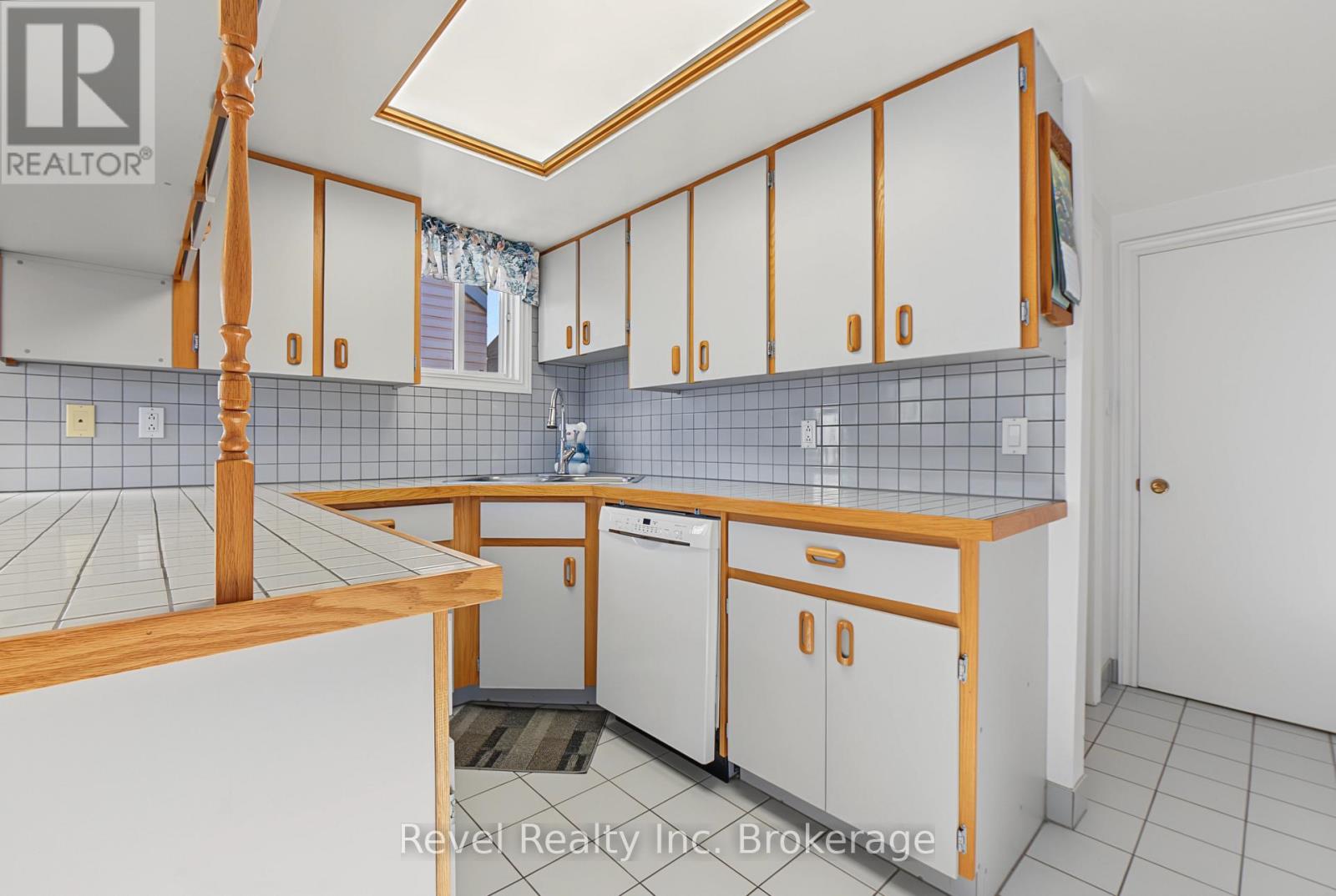 359 Duke Street W Property Photo 9