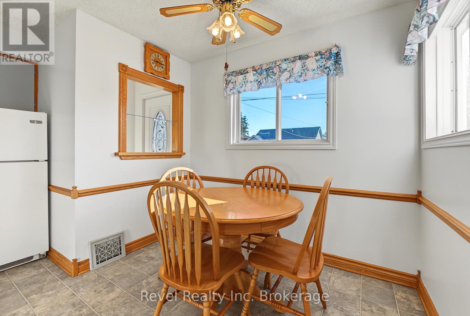 359 Duke Street W Property Photo 11