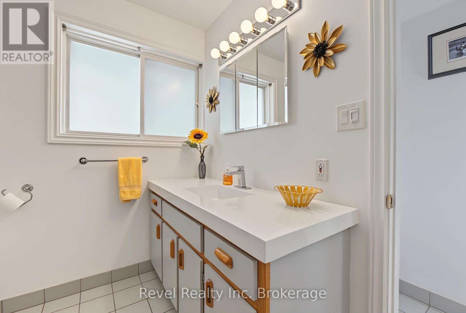 359 Duke Street W Property Photo 17