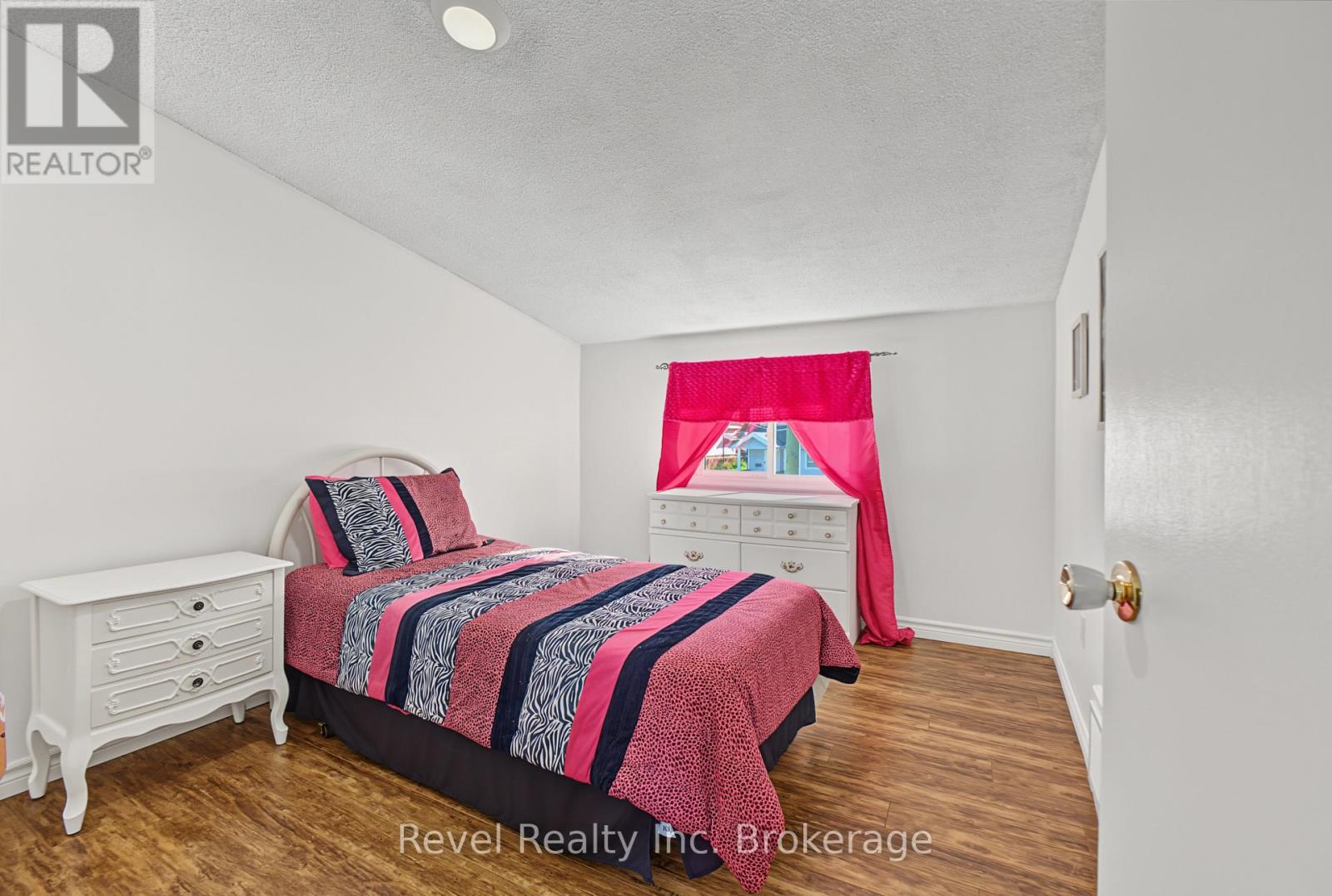 359 Duke Street W Property Photo 21