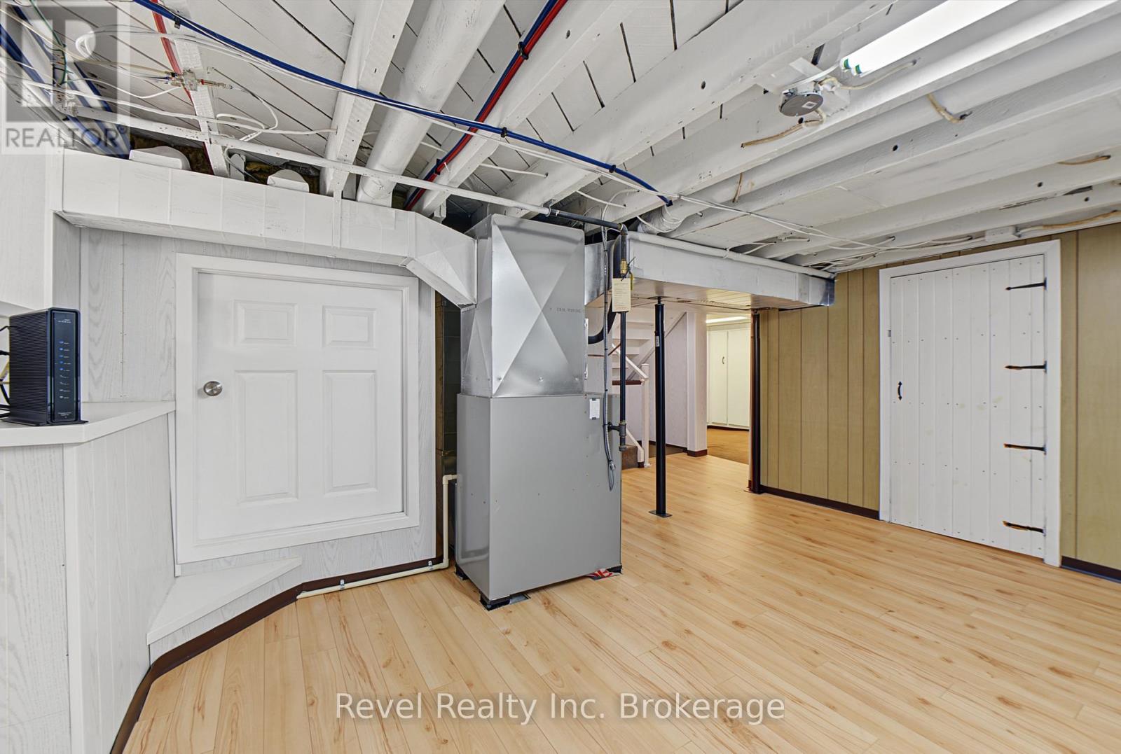 359 Duke Street W Property Photo 31