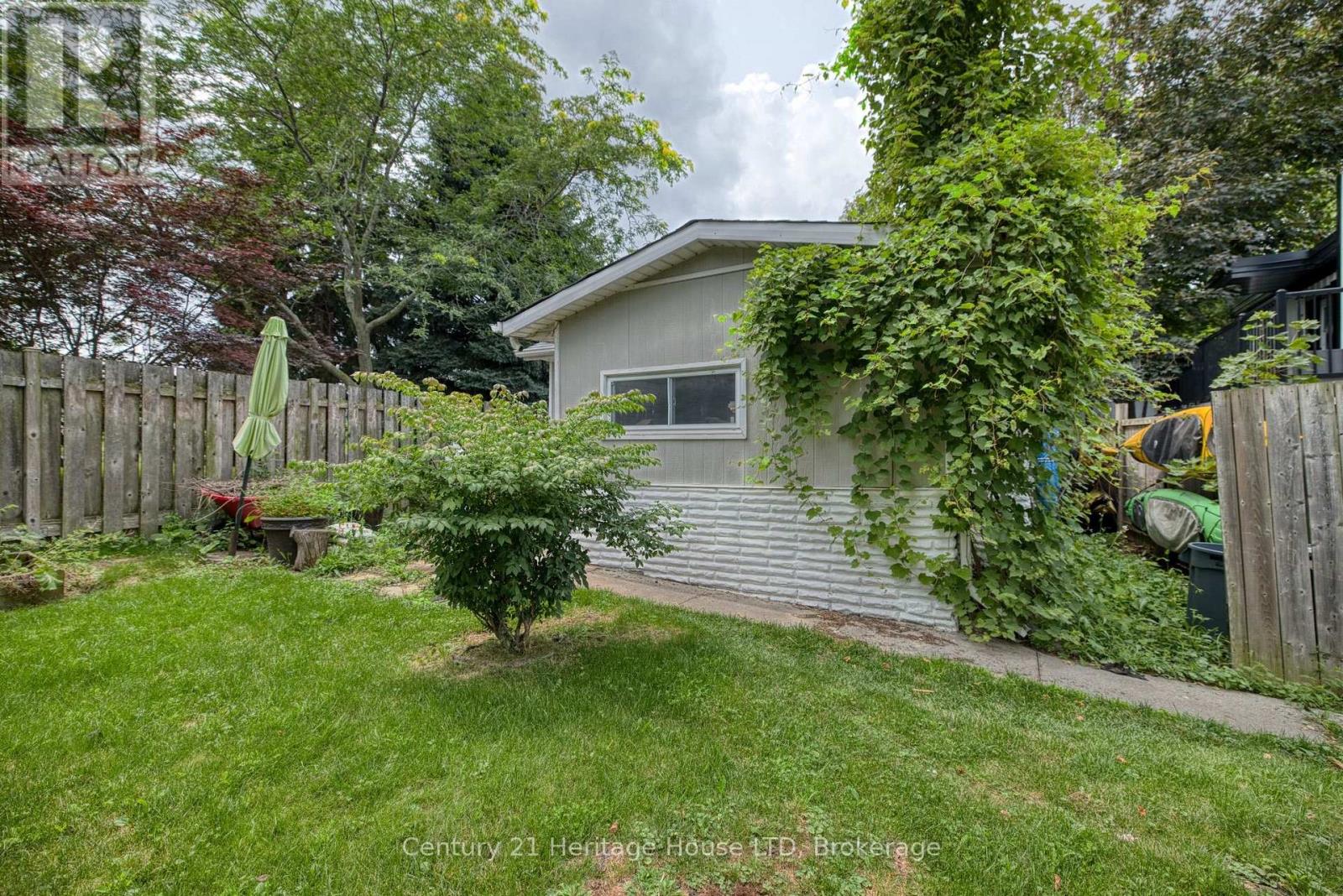 5204 King Street Property Photo 3