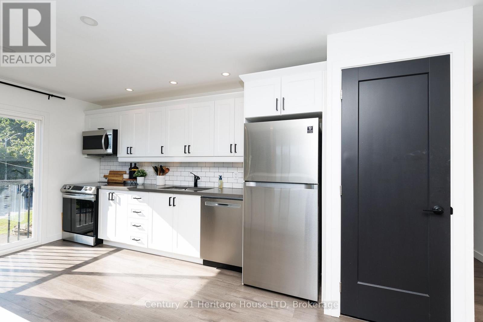 5204 King Street Property Photo 11