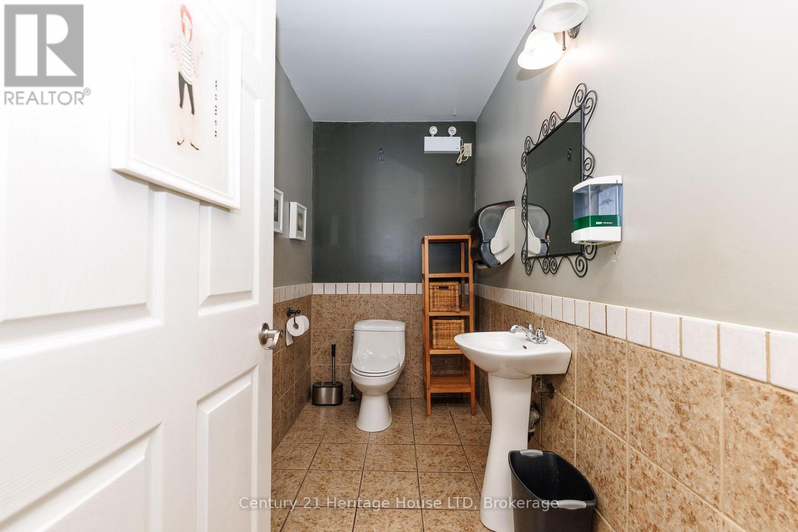 5204 King Street Property Photo 41