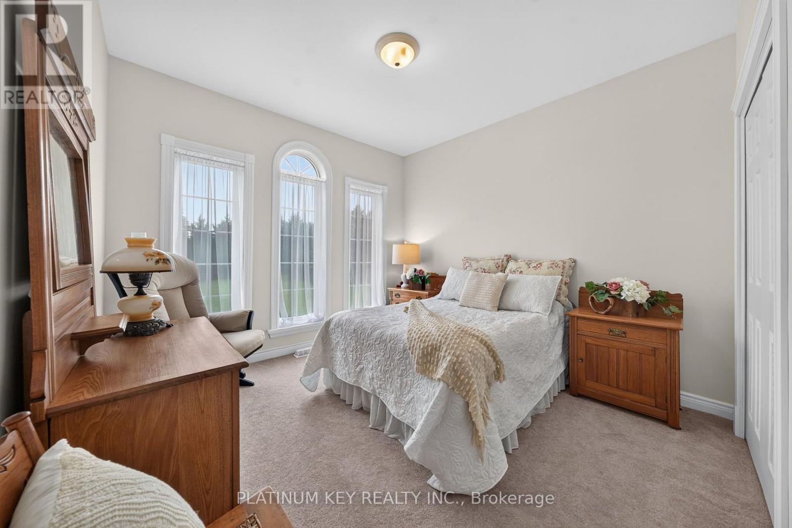 653 Peter Street Property Photo 7