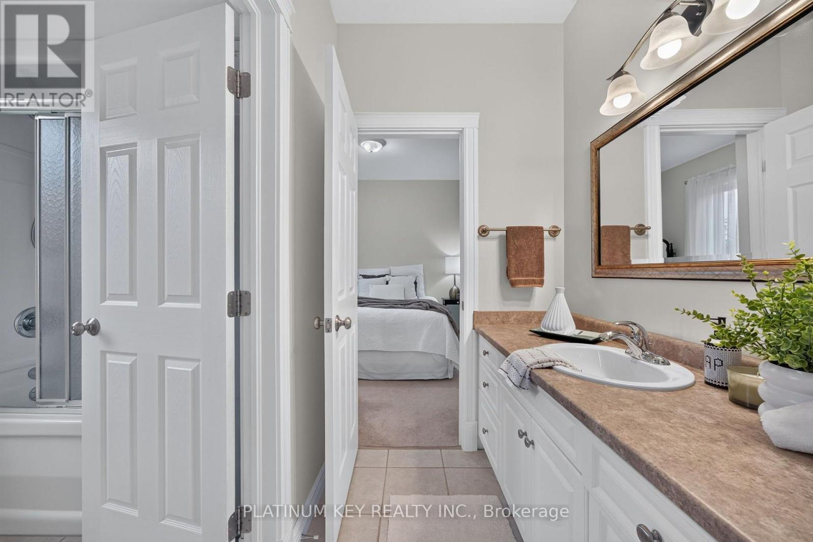 653 Peter Street Property Photo 8