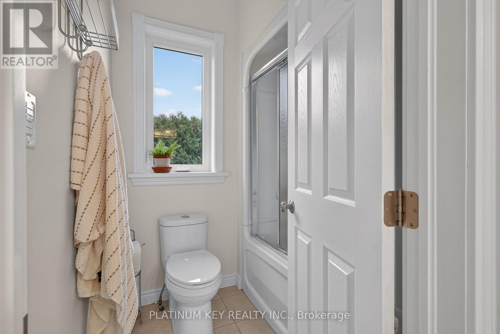 653 Peter Street Property Photo 9