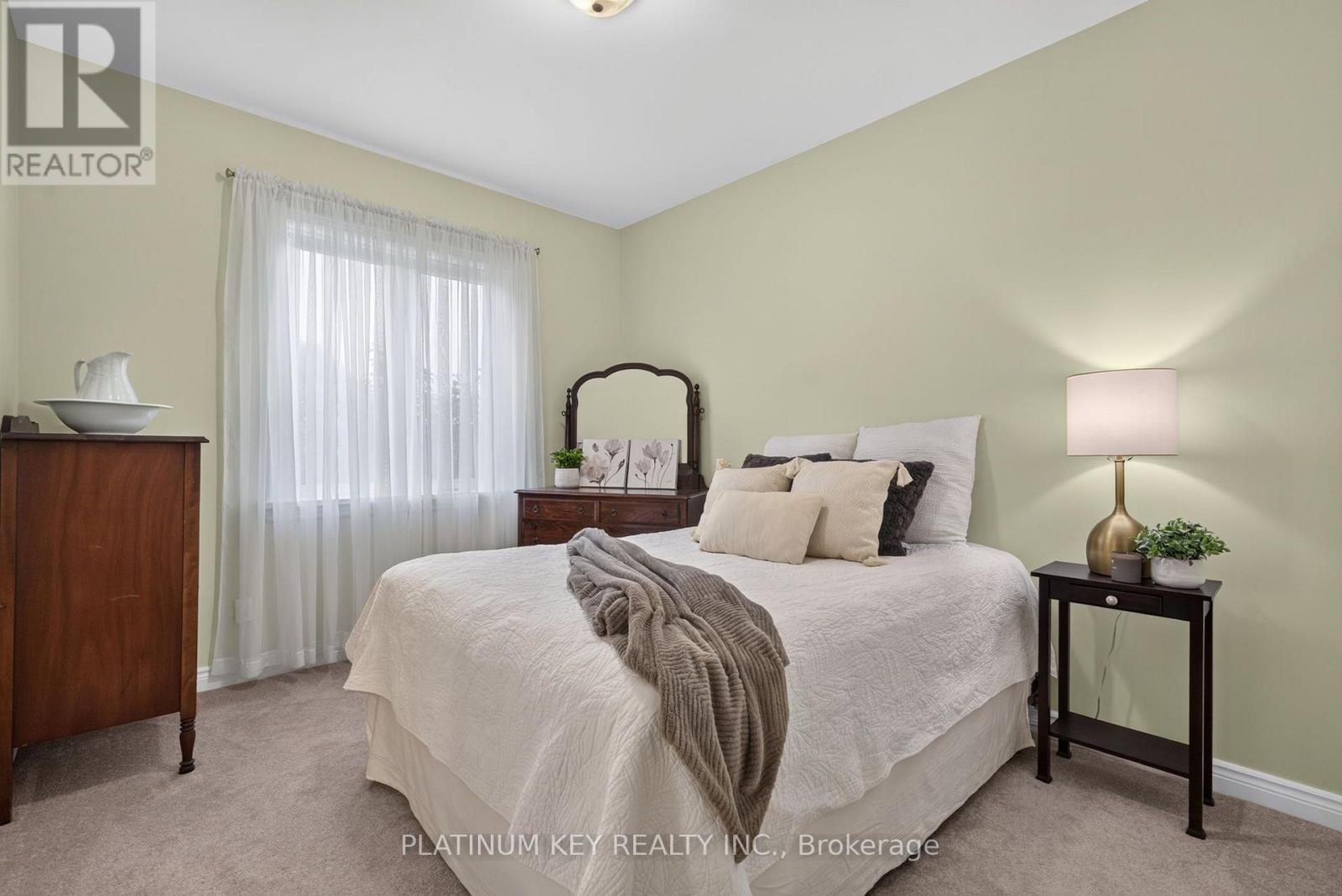 653 Peter Street Property Photo 10