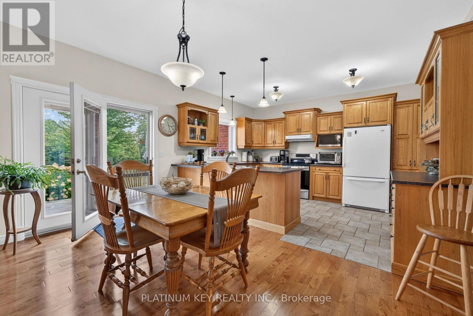 653 Peter Street Property Photo 17