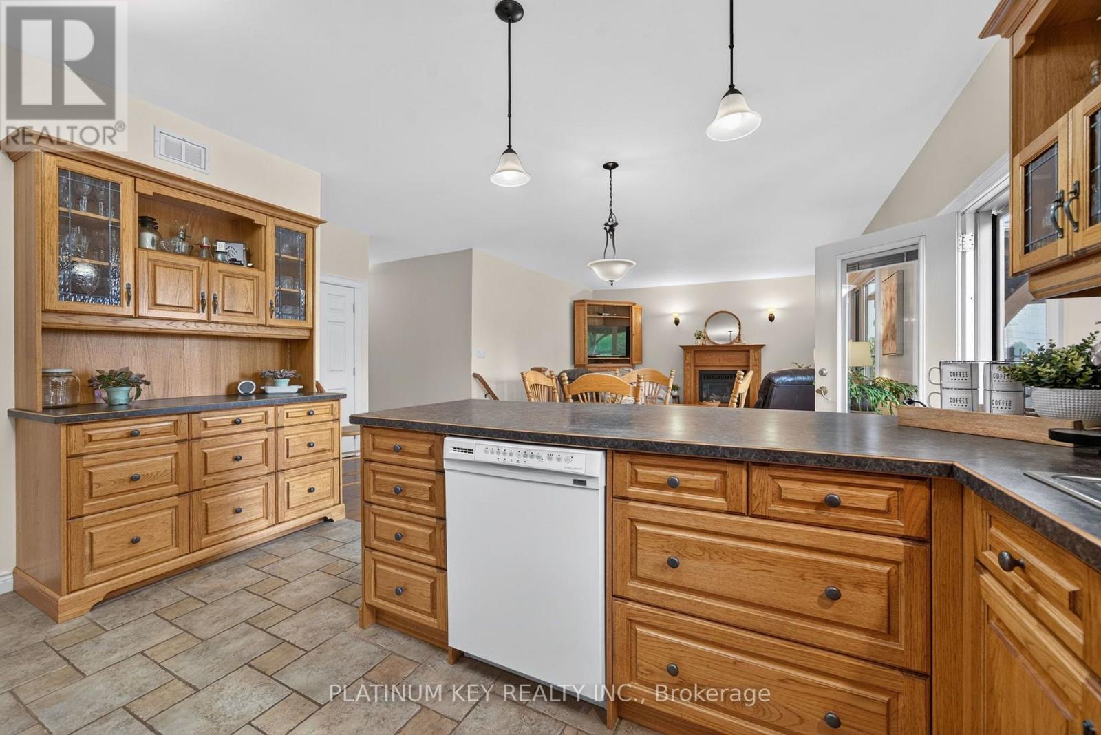 653 Peter Street Property Photo 20