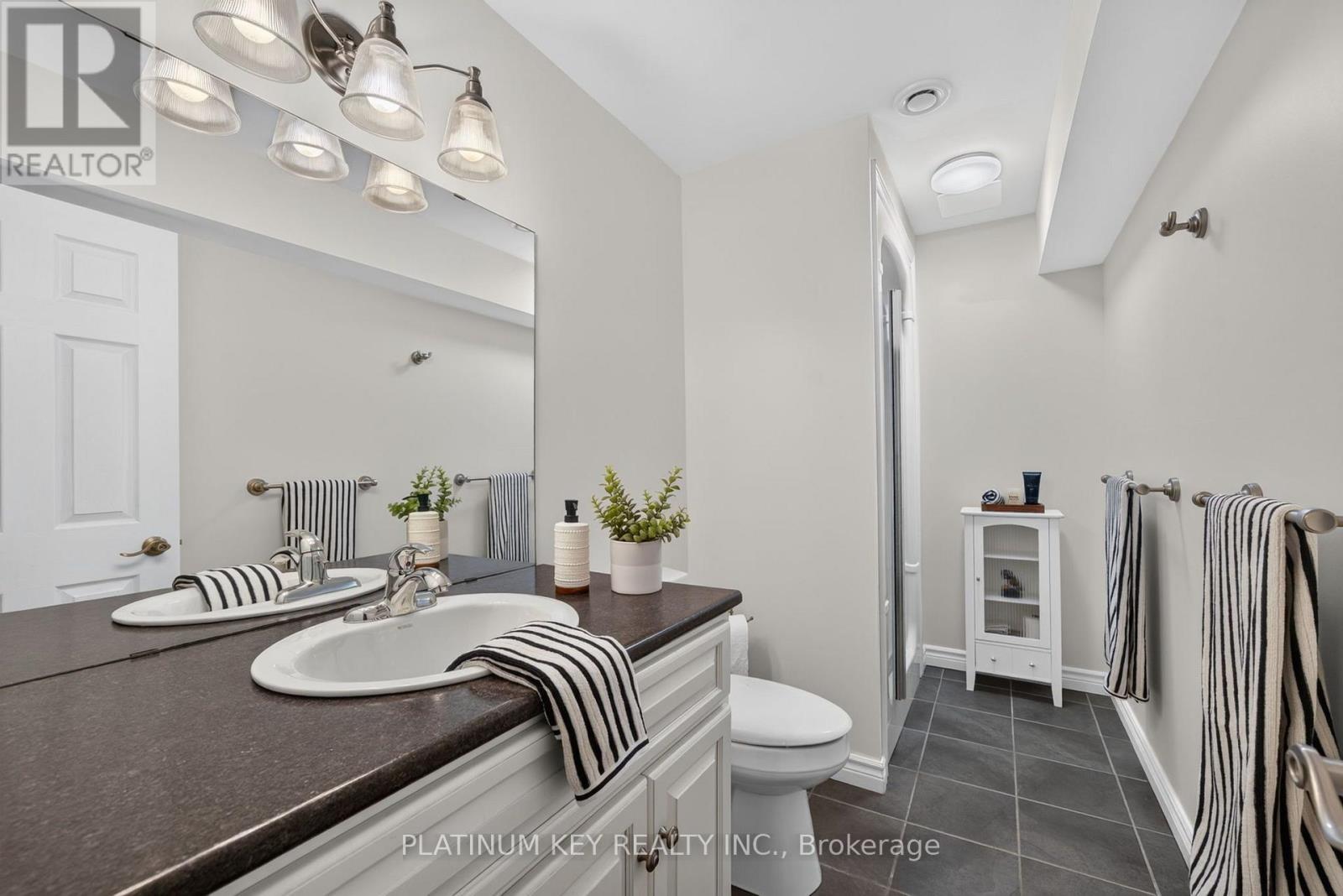 653 Peter Street Property Photo 32