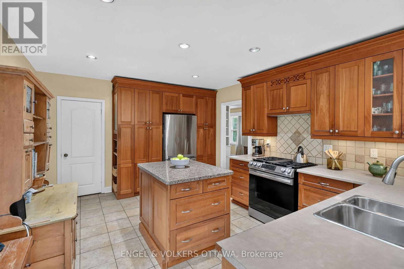 250 Faircrest Road Property Photo 8