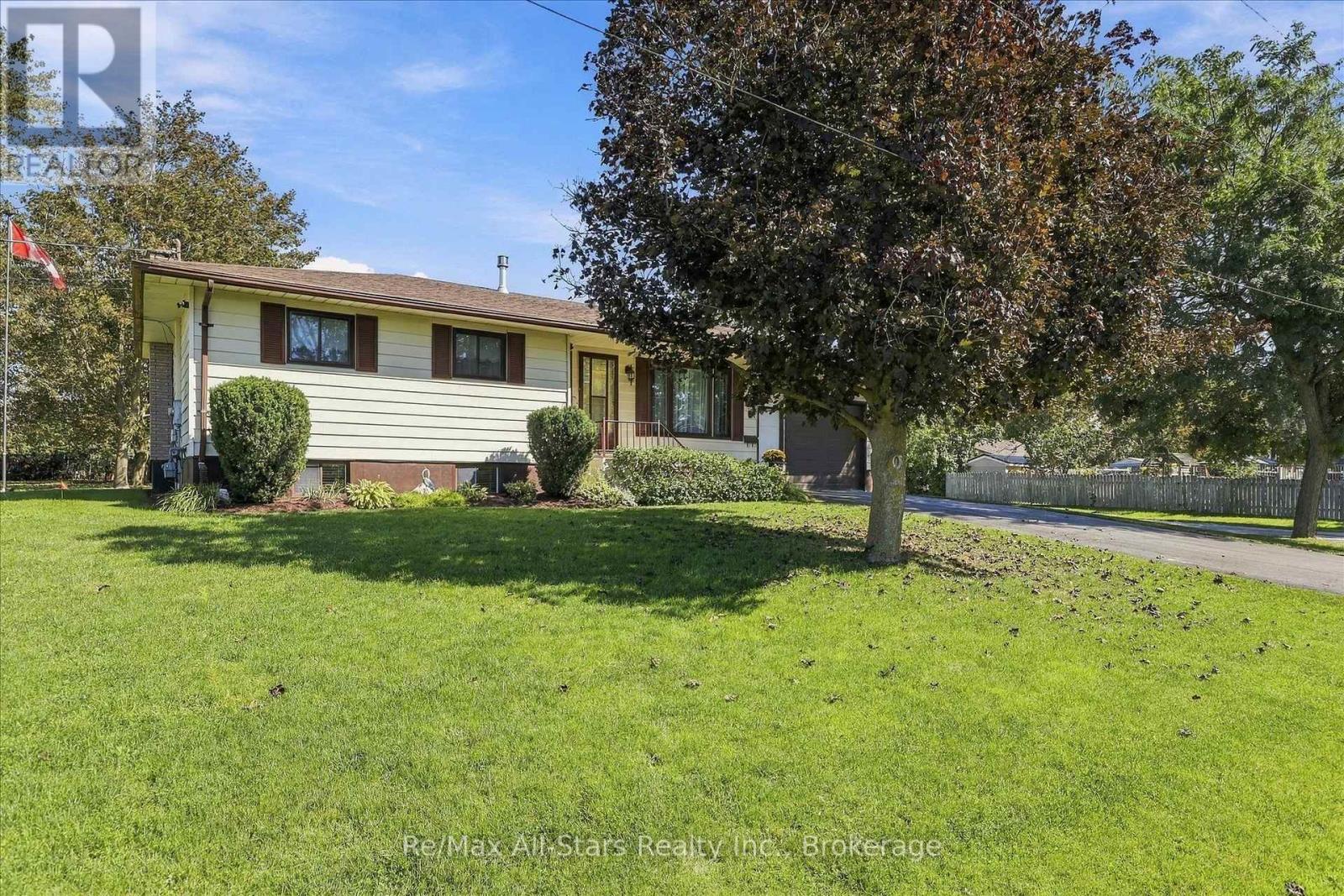 10 Emily Street N Property Photo 2