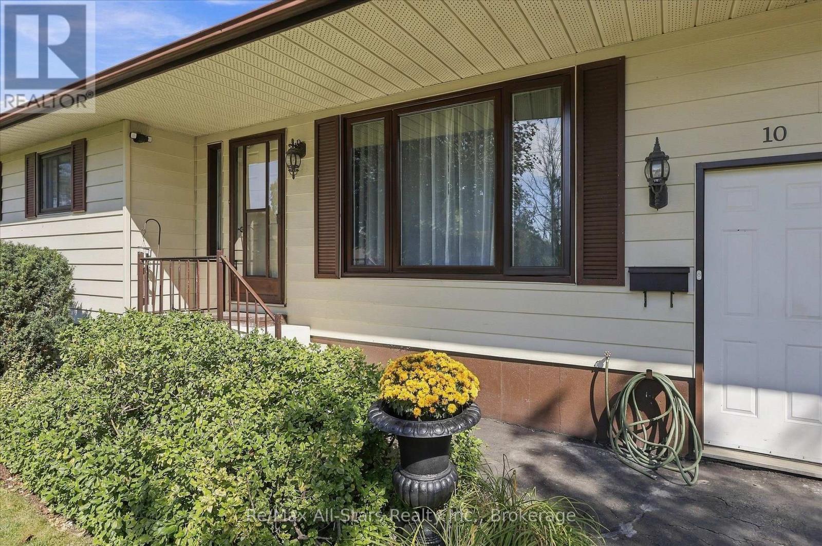10 Emily Street N Property Photo 3