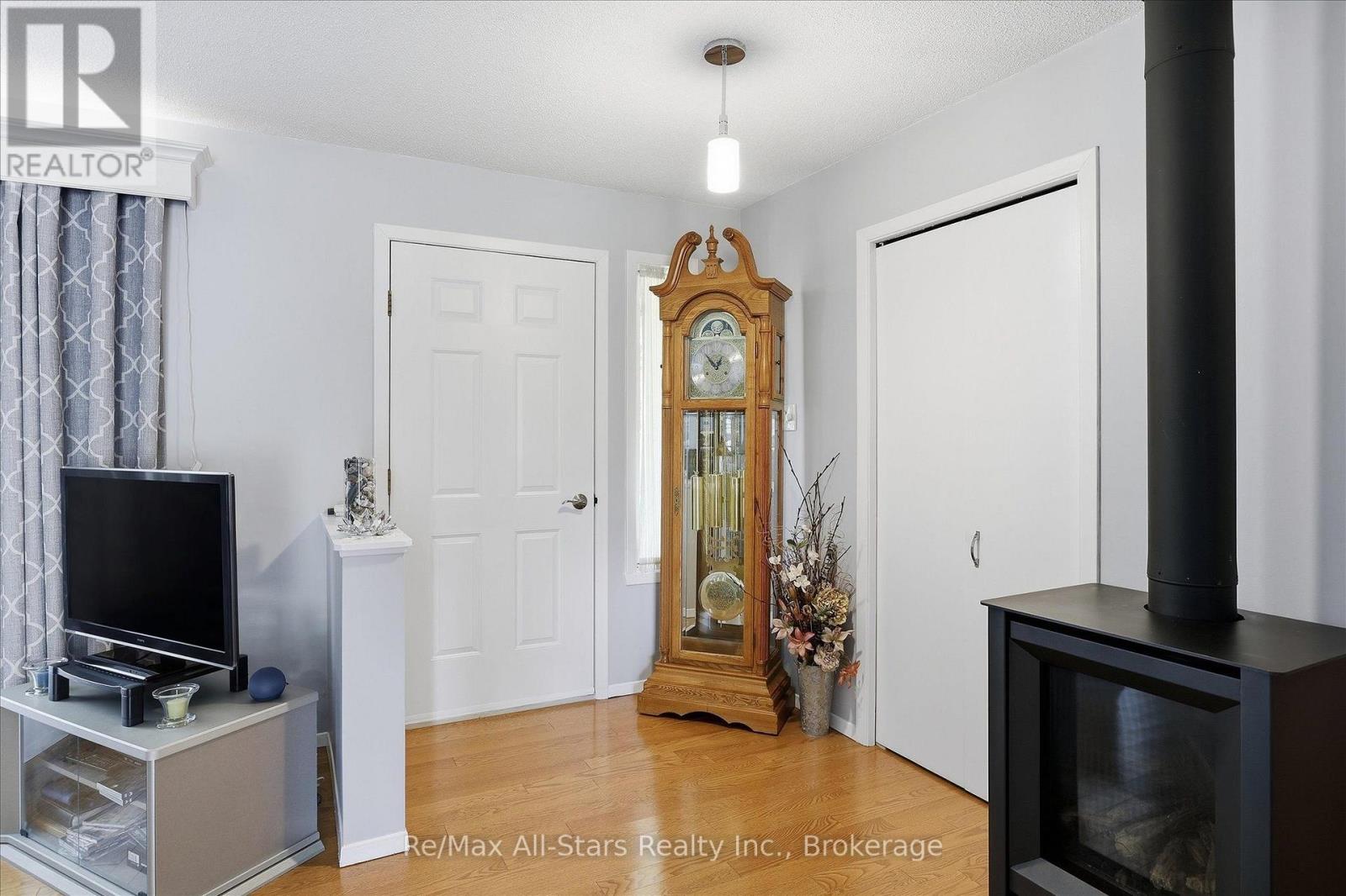 10 Emily Street N Property Photo 4