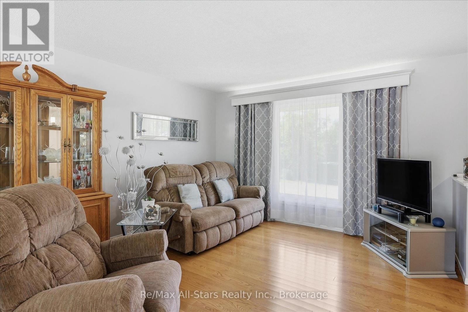 10 Emily Street N Property Photo 5