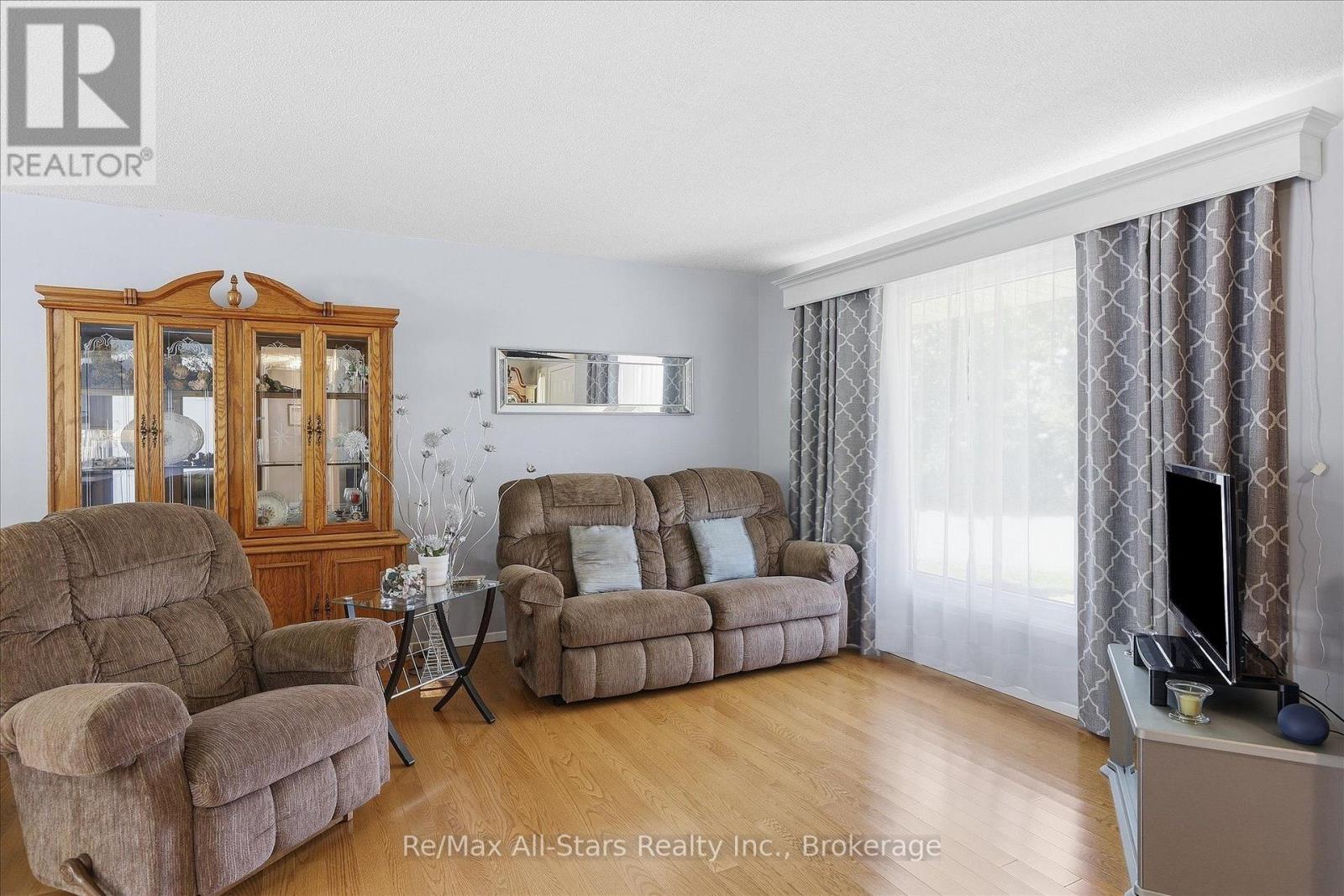 10 Emily Street N Property Photo 6