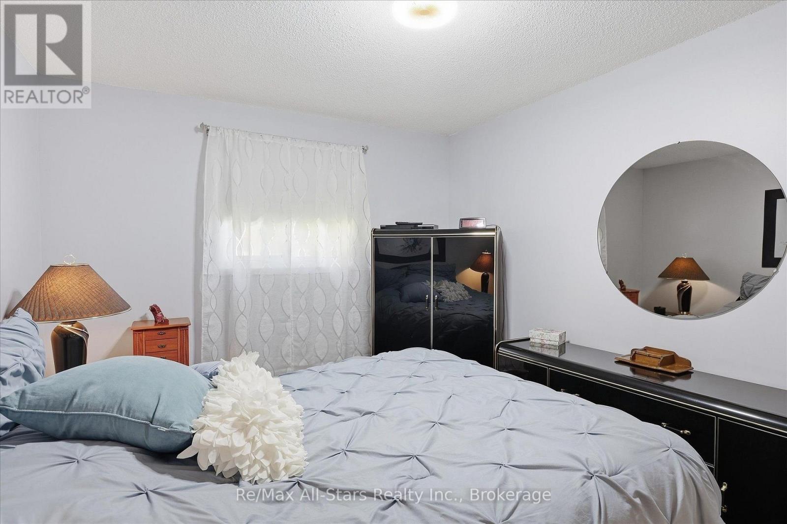 10 Emily Street N Property Photo 16
