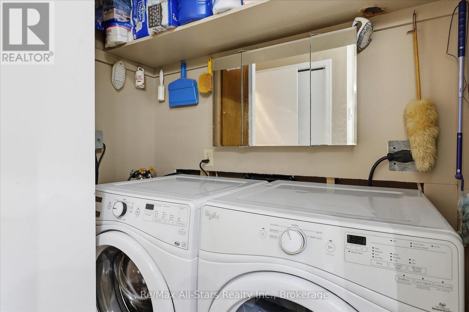 10 Emily Street N Property Photo 18