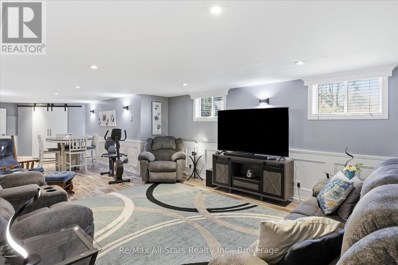 10 Emily Street N Property Photo 27