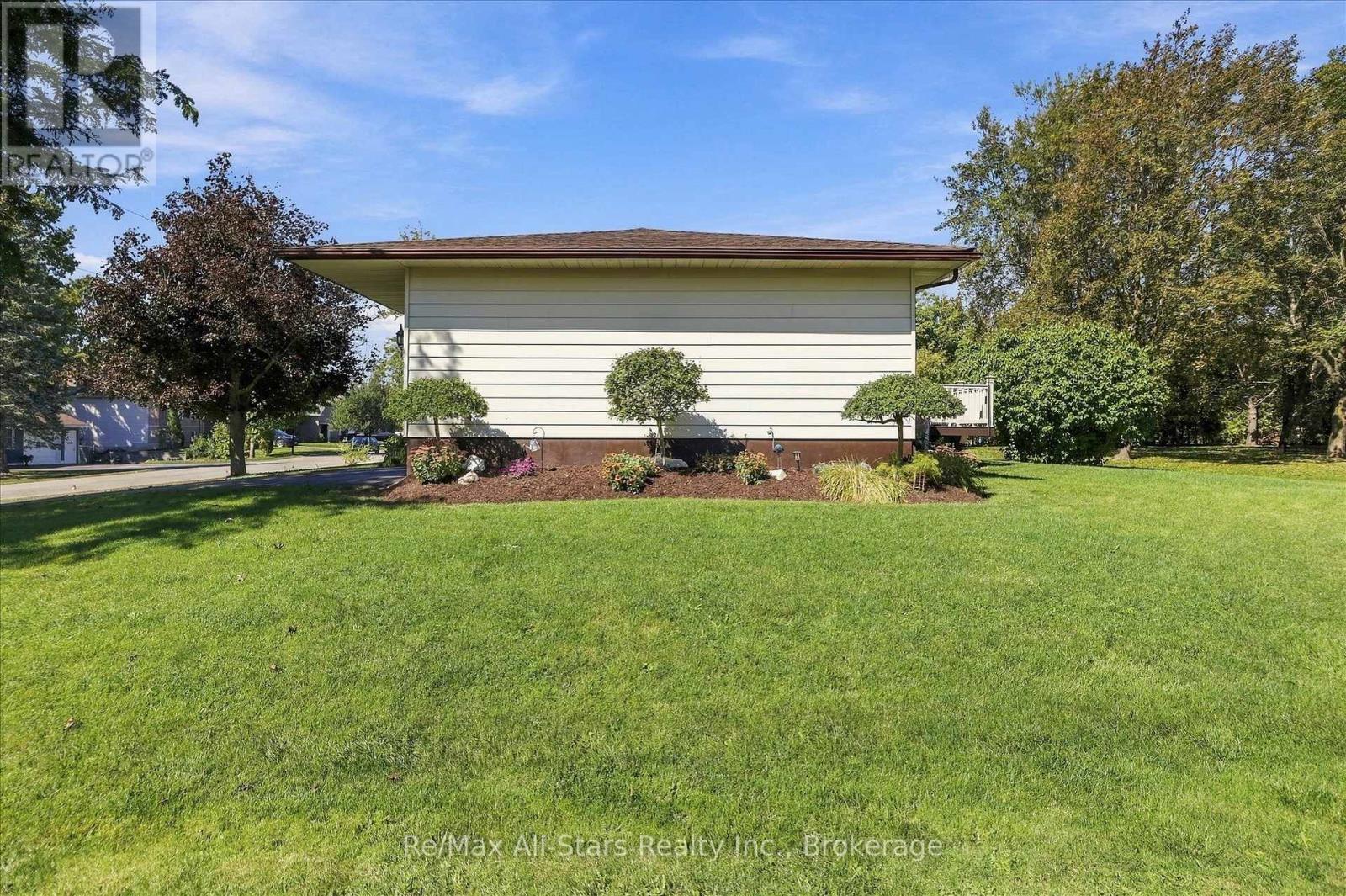 10 Emily Street N Property Photo 33