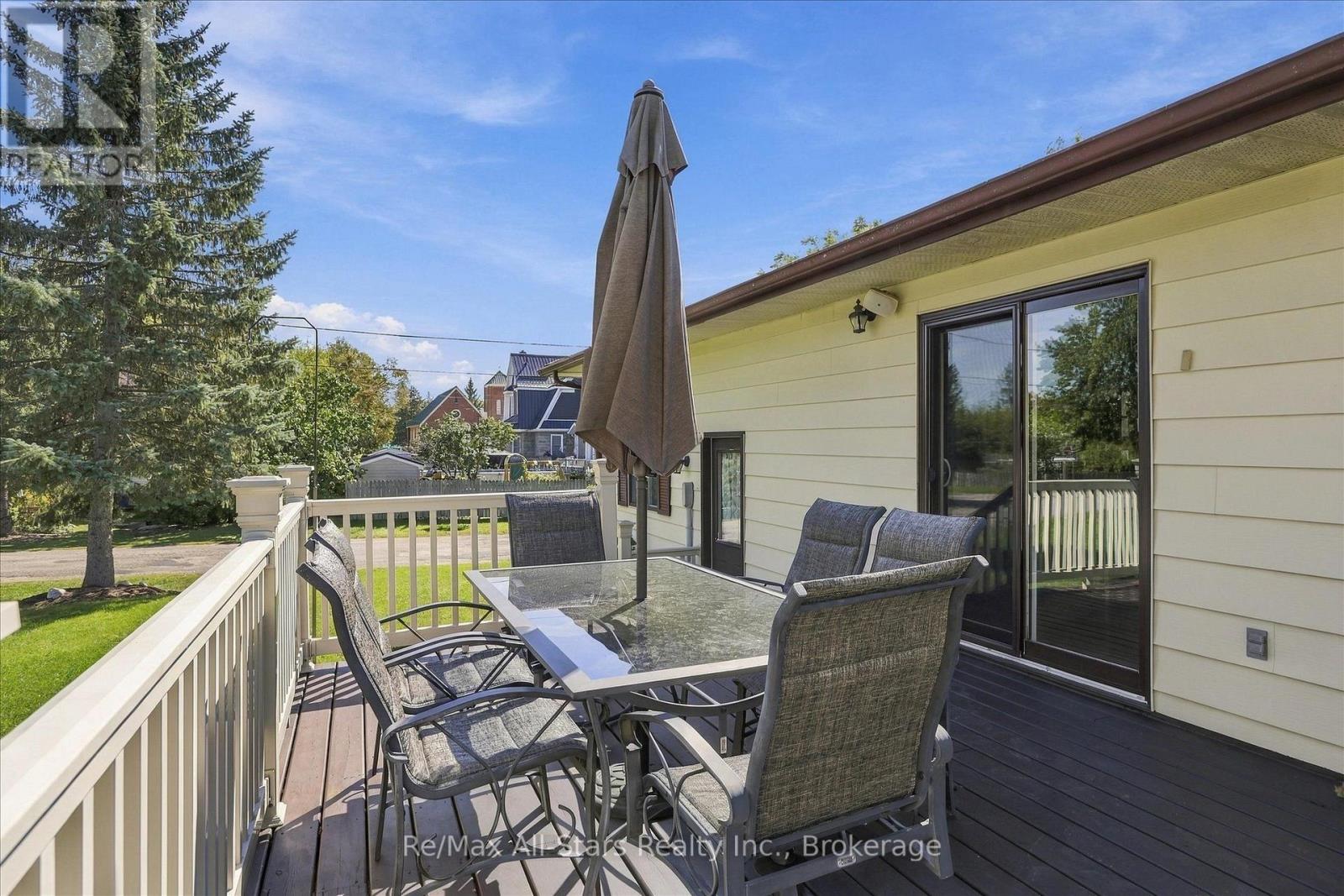 10 Emily Street N Property Photo 36