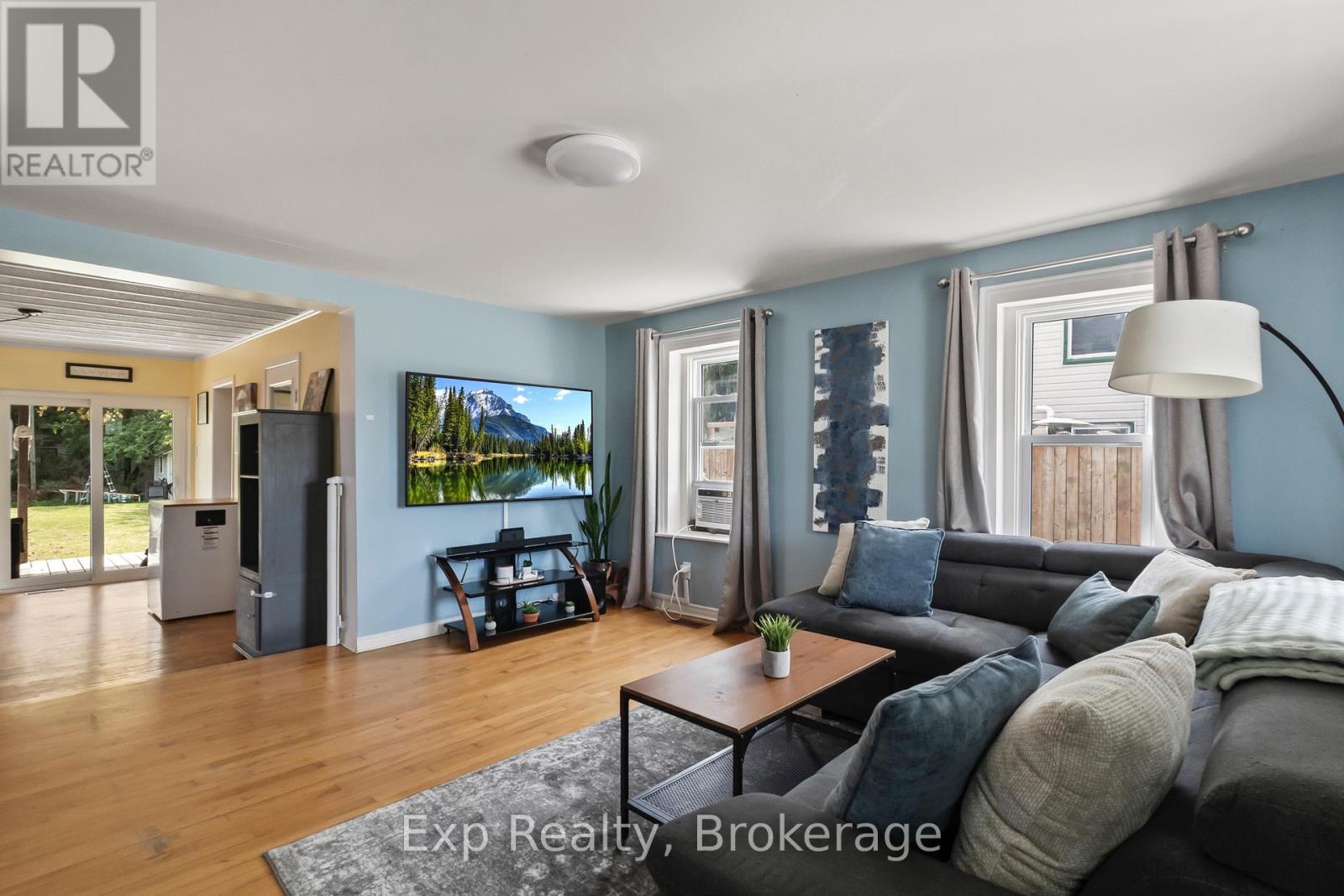 79 College Street E Property Photo 6