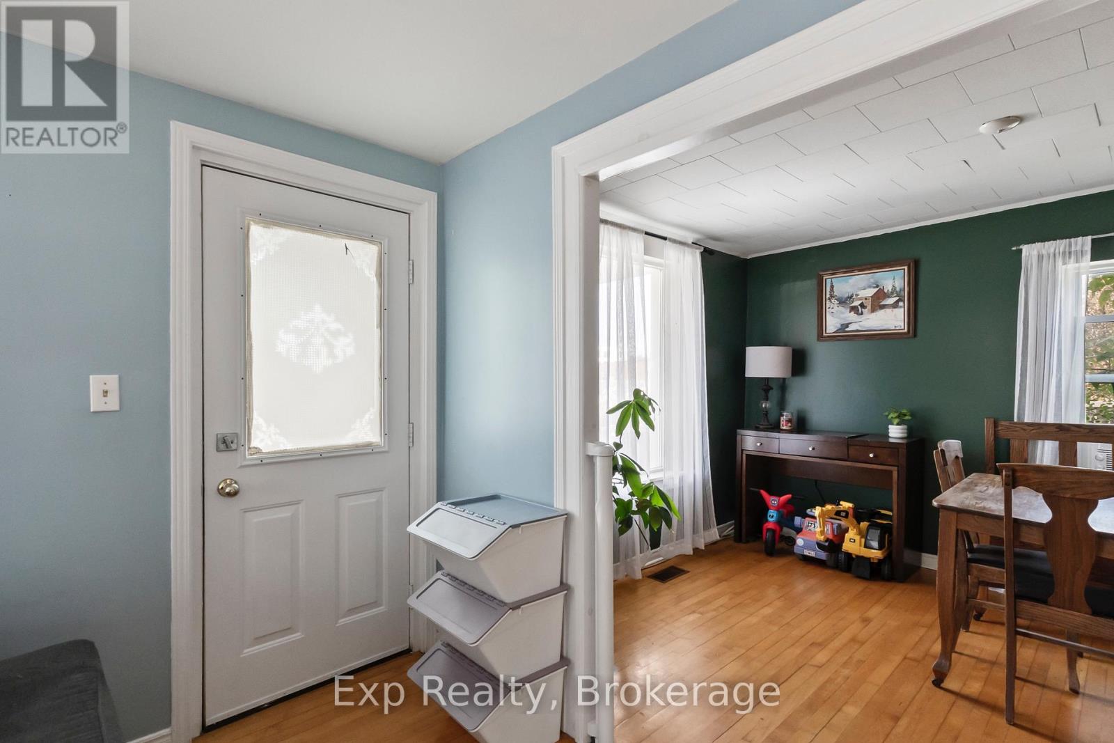 79 College Street E Property Photo 9