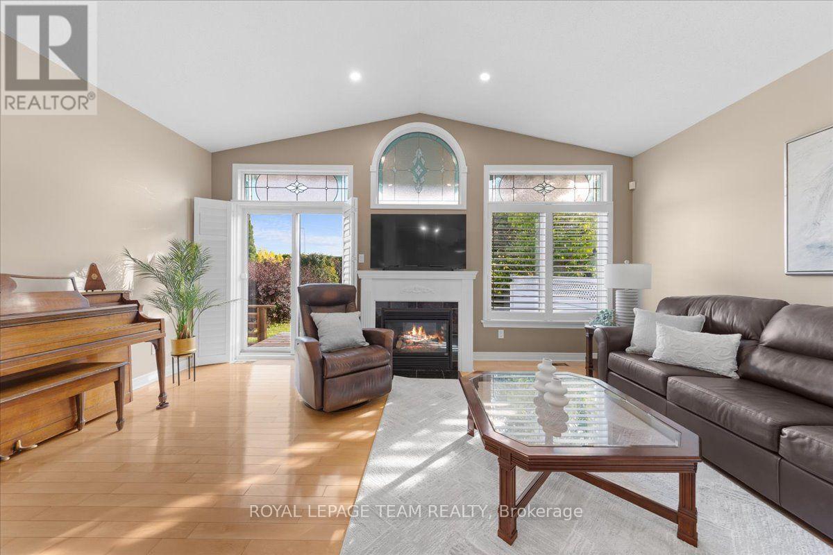 6 Amberlakes Drive Property Photo 2