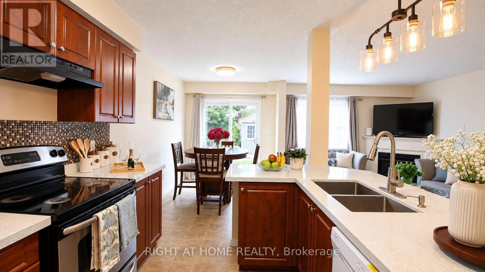 35 Chantilly Street Property Photo 5