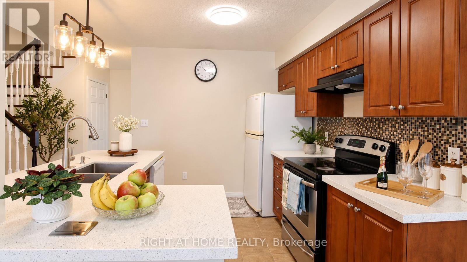 35 Chantilly Street Property Photo 11