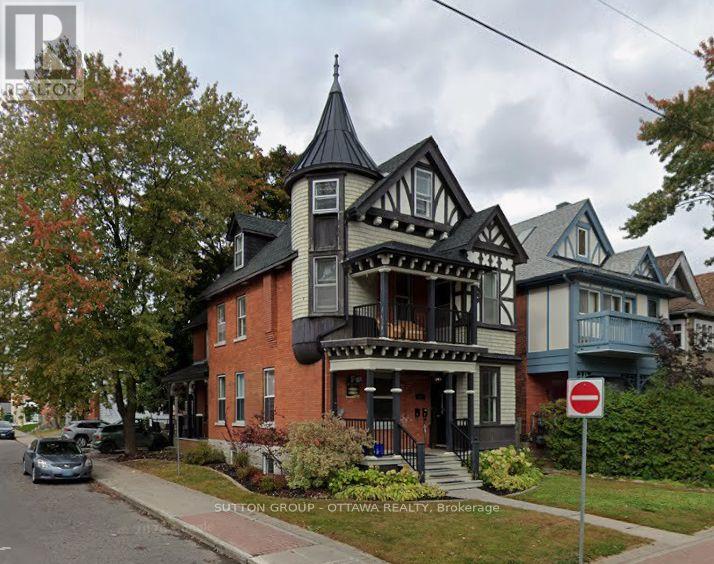 607 MACLAREN STREET Property Photo 1