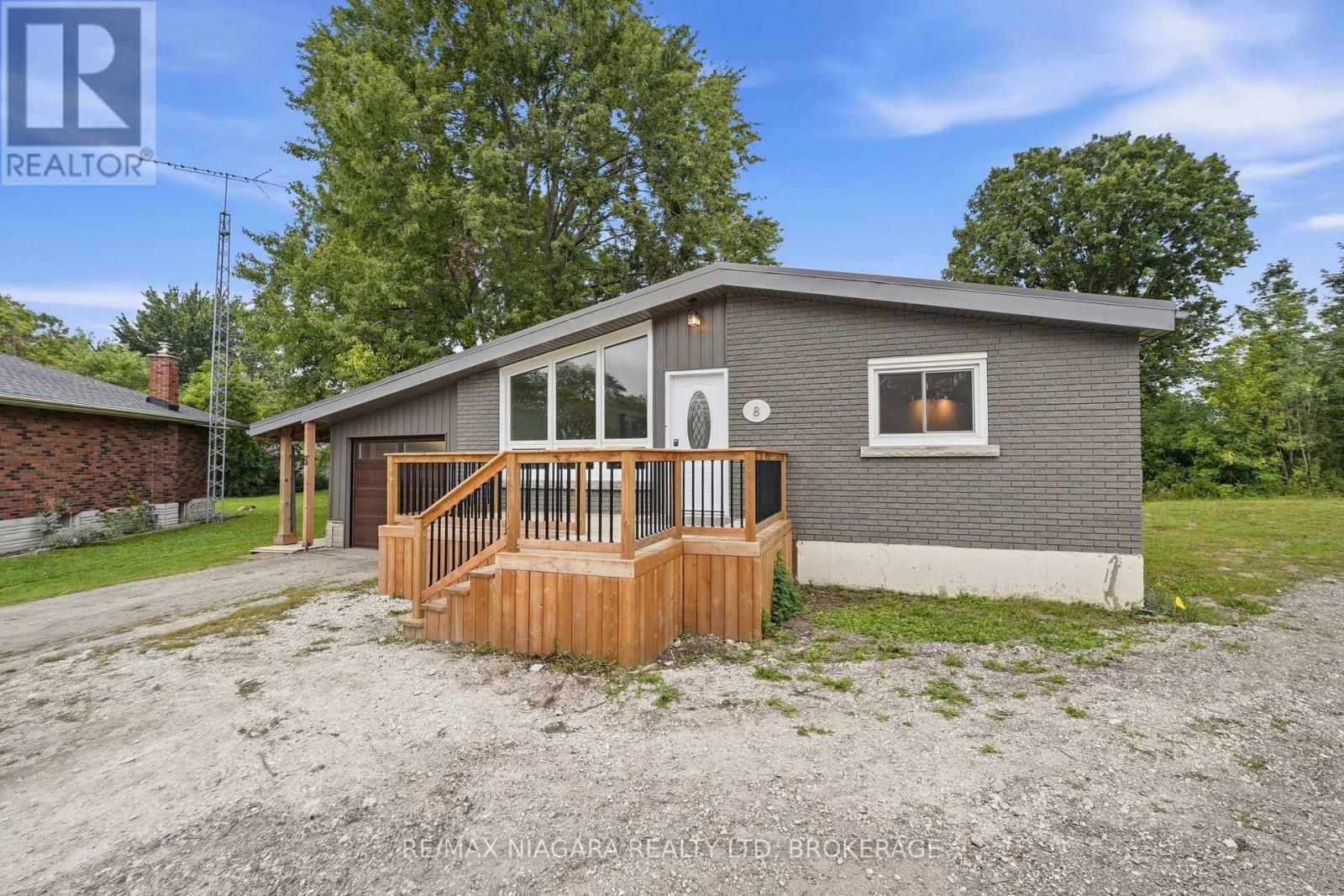 8 North Crescent Drive N Property Photo 1