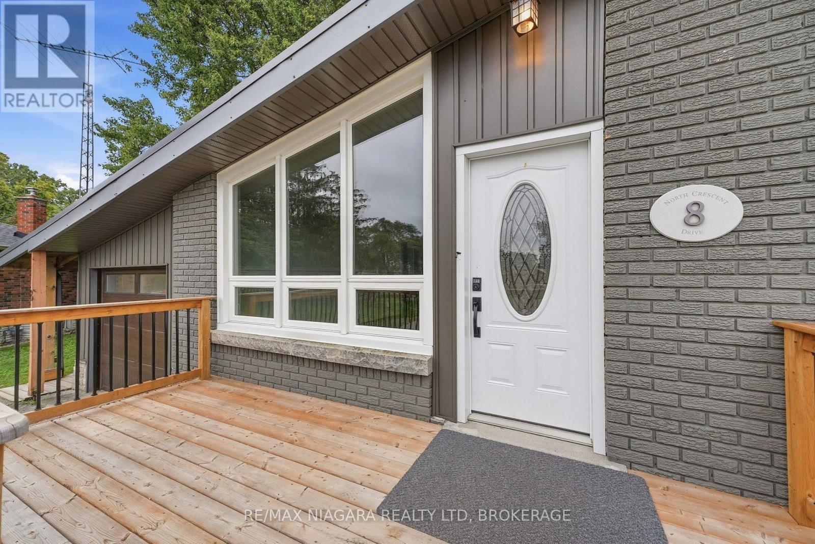 8 North Crescent Drive N Property Photo 2
