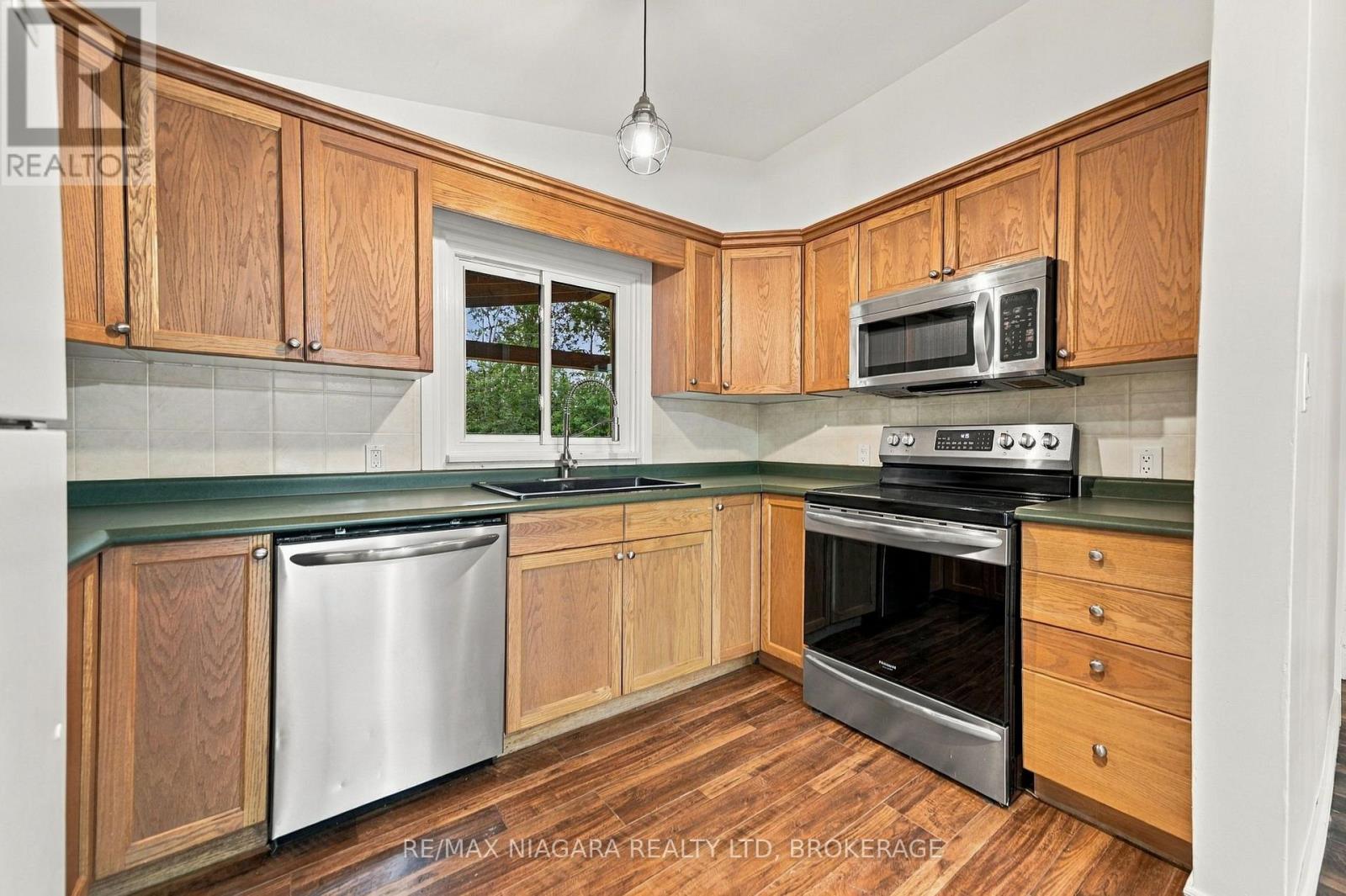 8 North Crescent Drive N Property Photo 7