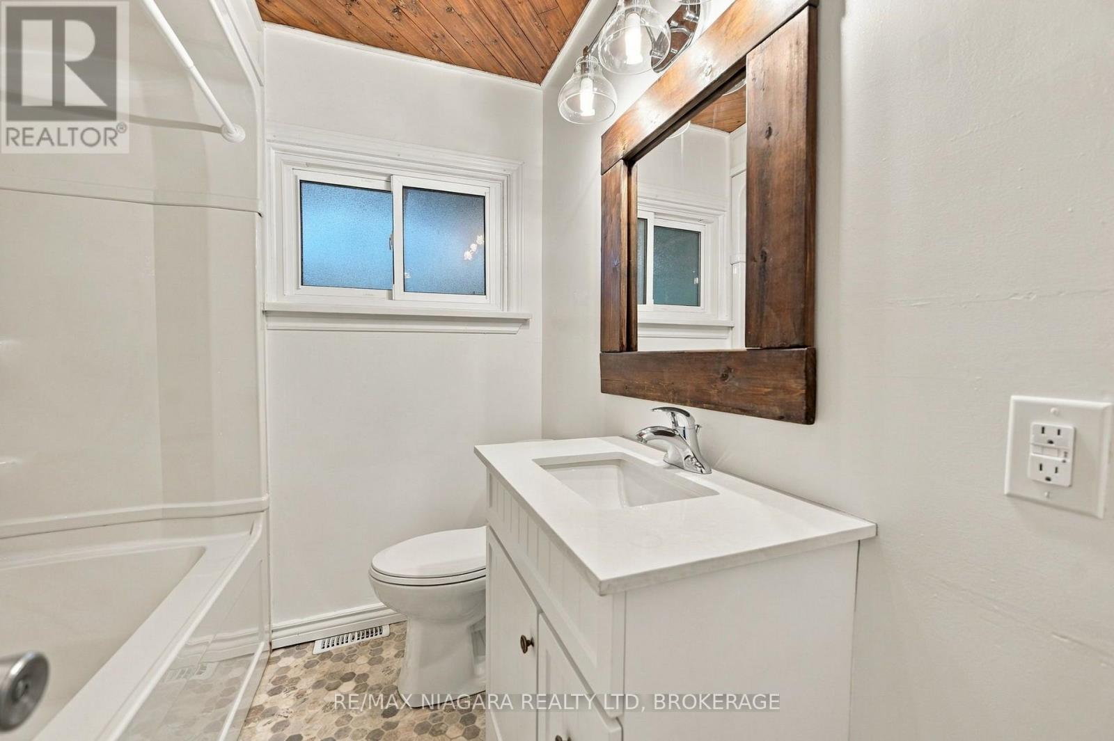 8 North Crescent Drive N Property Photo 9