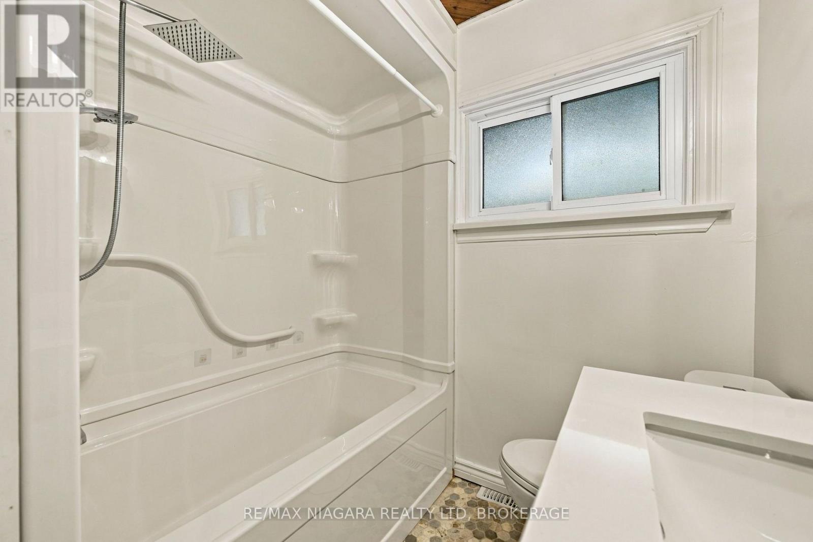 8 North Crescent Drive N Property Photo 10