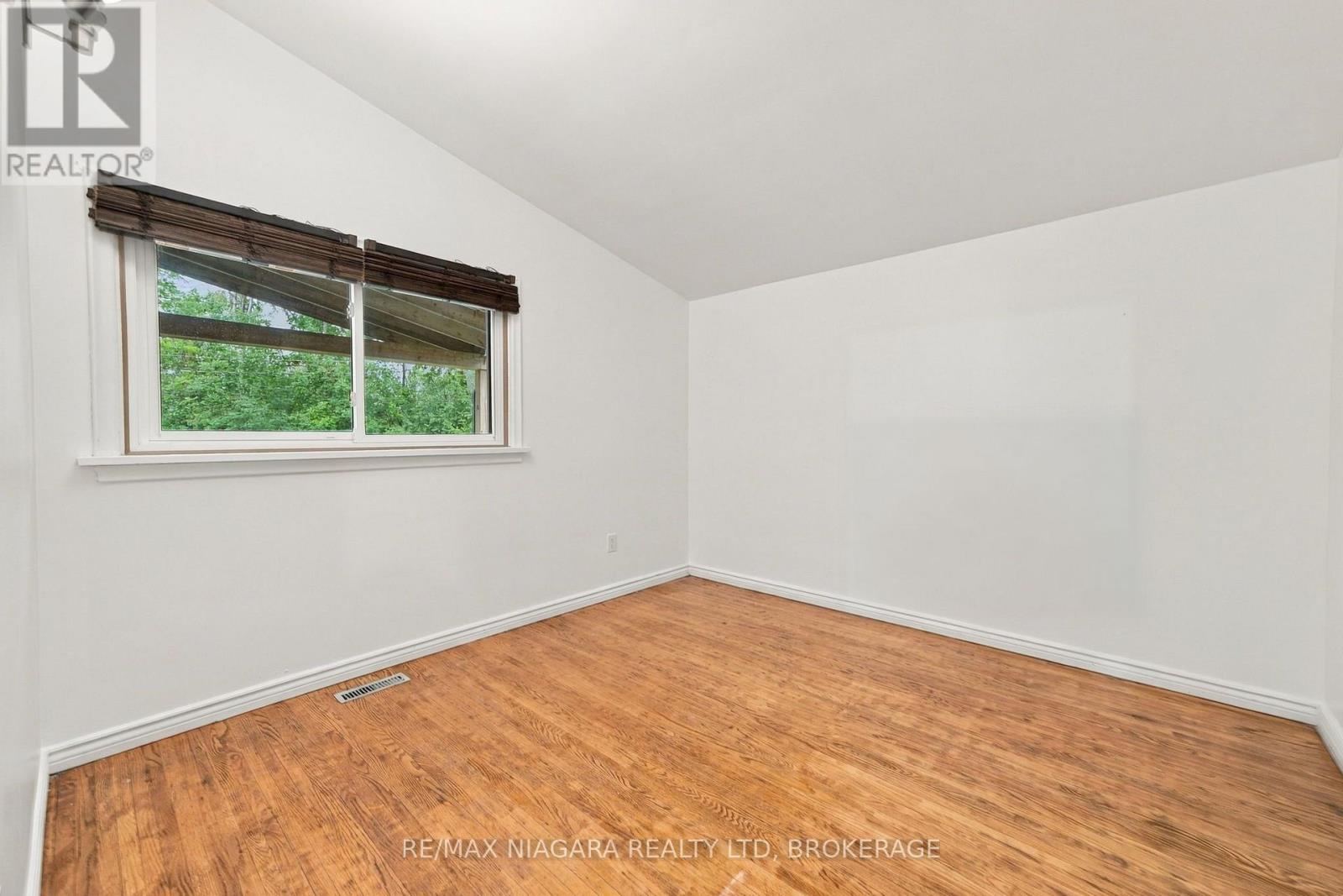 8 North Crescent Drive N Property Photo 12