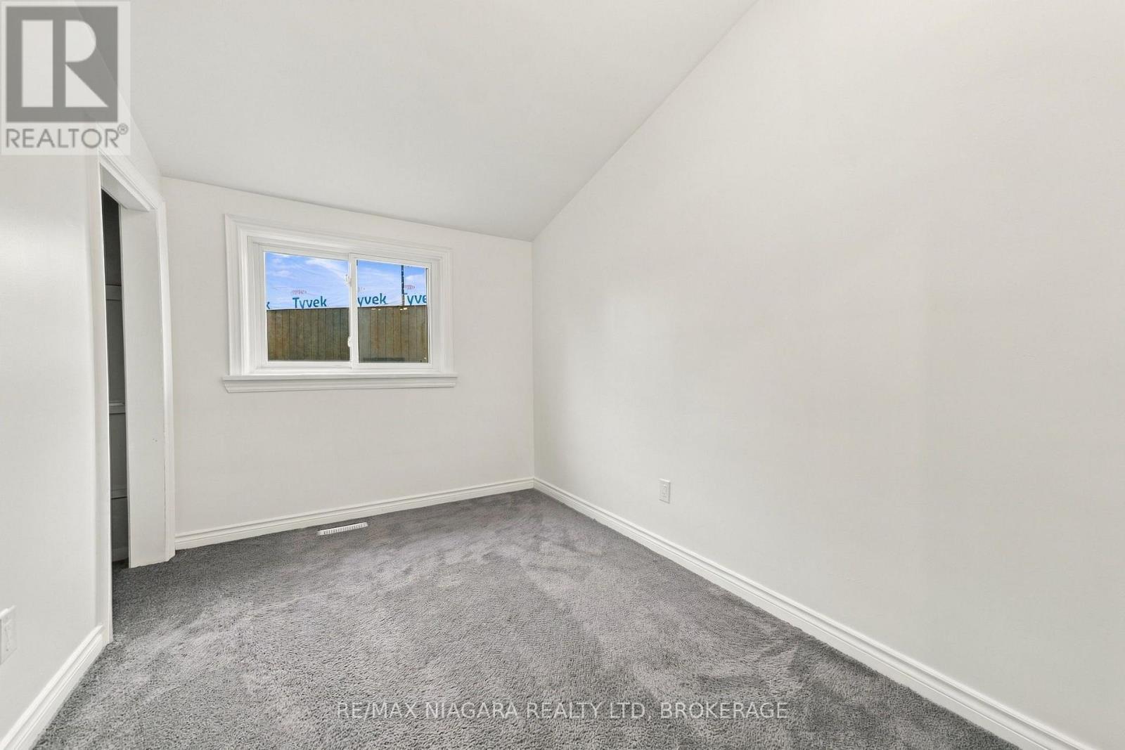 8 North Crescent Drive N Property Photo 13