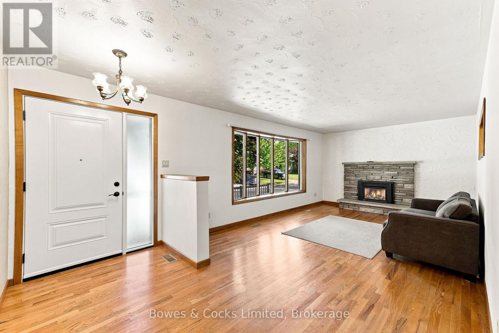 687 Lundy's Lane Property Photo 4