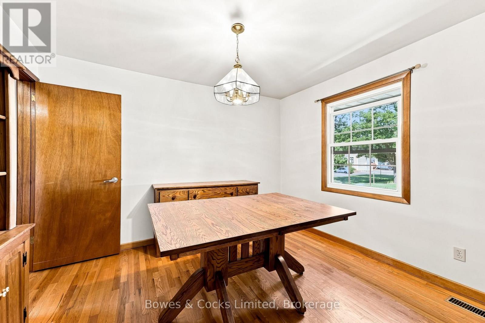 687 Lundy's Lane Property Photo 11