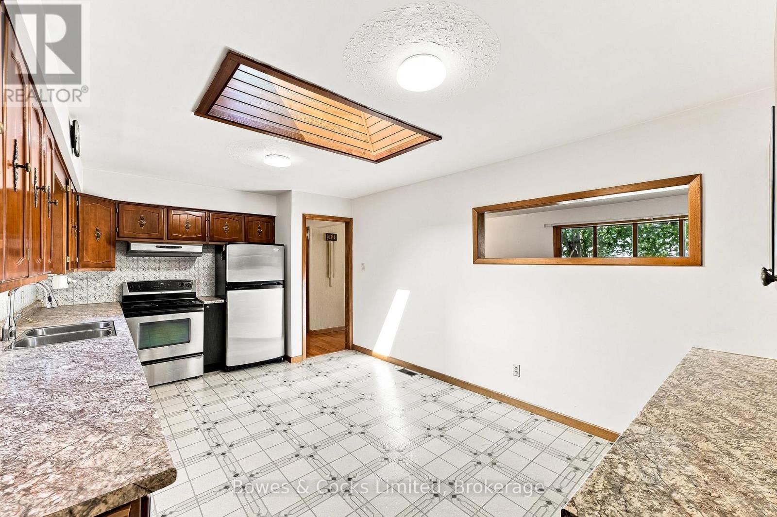 687 Lundy's Lane Property Photo 14