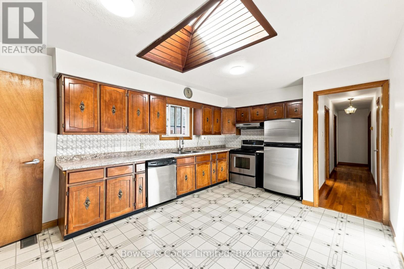687 Lundy's Lane Property Photo 16